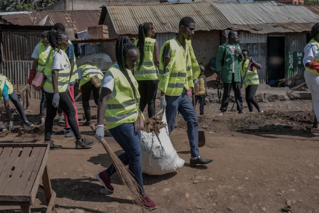 Meer dan 150 vrijwilligers haalden in Kenia 50 vuilniszakken zwerfvuil op 